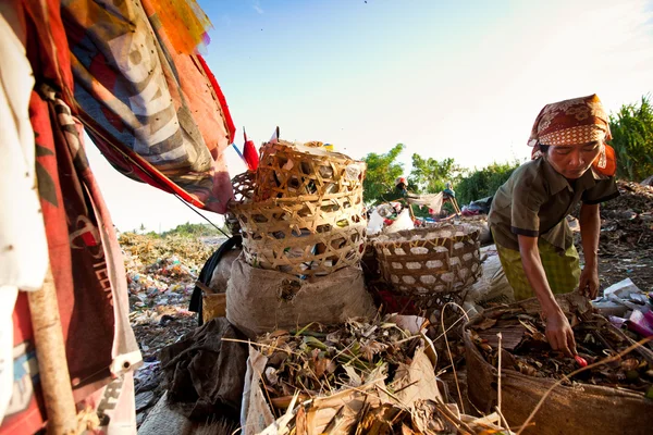 BALI, INDONESIA 11 DE ABRIL: Pobres de la isla de Java que trabajan en un desguace en el vertedero el 11 de abril de 2012 en Bali, Indonesia. Bali produce diariamente 10.000 metros cúbicos de residuos . — Foto de Stock